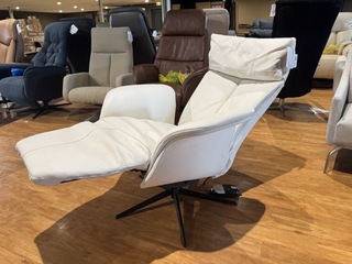 Relaxfauteuil, wit leer, elektrisch verstelbaar, zwarte poot